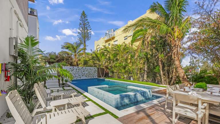 The Upper Deck - Resort Style Pool & Spa - Putt Putt Golf - Outdoor Dining