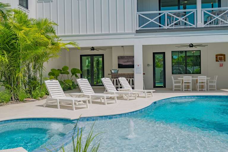 Resort Style Pool w/ Waterslide, Spa and Large Sunshelf