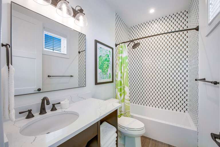 Bedroom 8 - Bunk Room's En Suite Bathroom