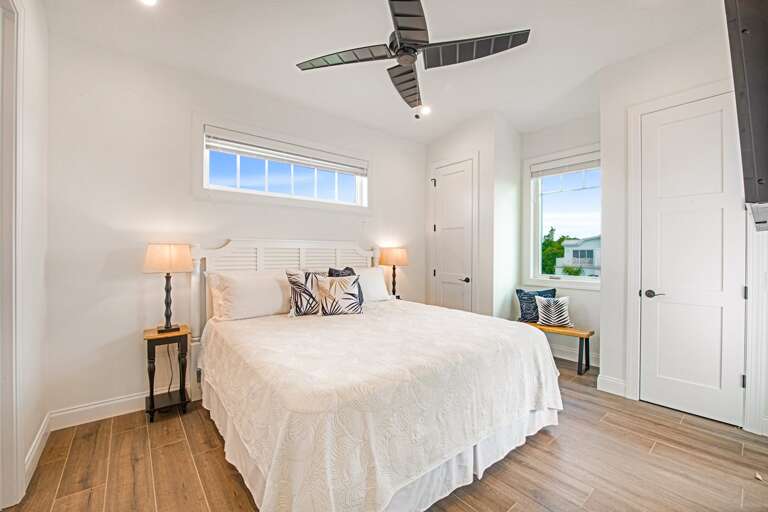 Bedroom 7 - King Bed, TV, En Suite Bathroom