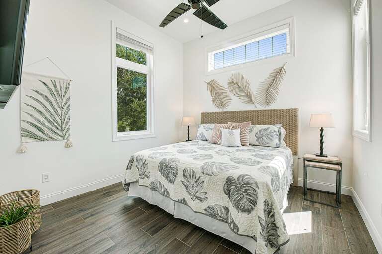 Bedroom 5 - King Bed, Tv, En Suite Bathroom