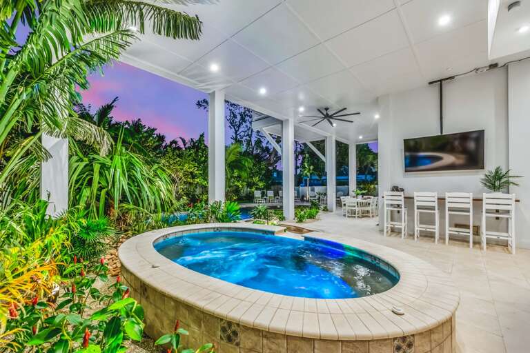 Twilight - Oversized Spa - Covered Patio Area - Multiple Large HDTV's - Lounge and Entertainment Space
