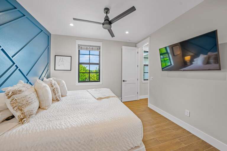 Bedroom 3 - King Bed w/ En Suite Bath Bedroom 3 - King Bed w/ En Suite Bath