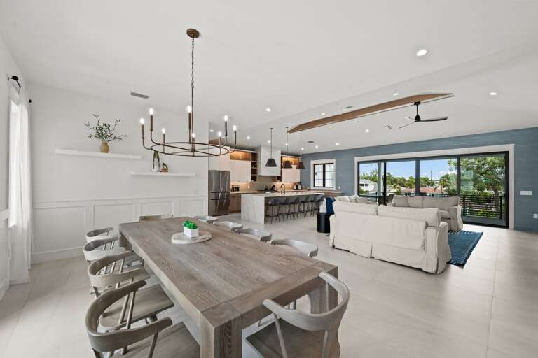 Dinning Area - Seating for 10 Dinning Area - Seating for 10