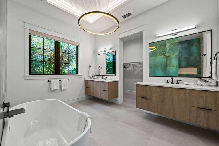 Master Bath 1 - En Suite Bath w/ Soaking Tub Master Bath 1 - En Suite Bath w/ Soaking Tub