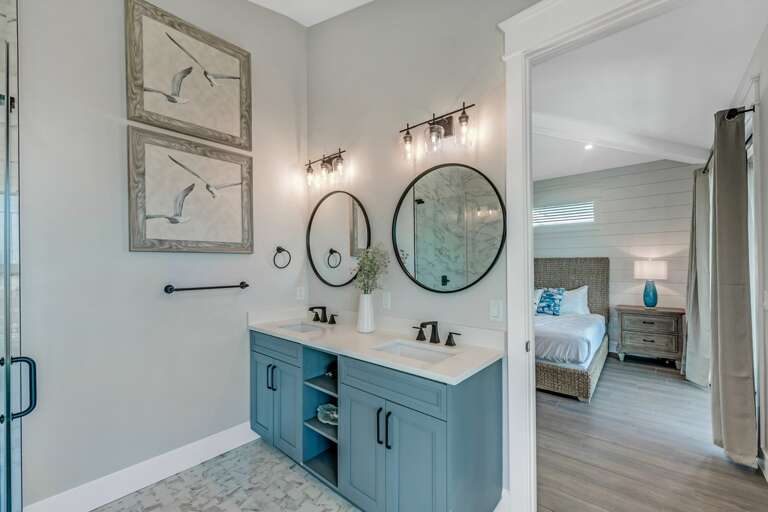 Master Bathroom 2 - En Suite w/ Walk-in Shower