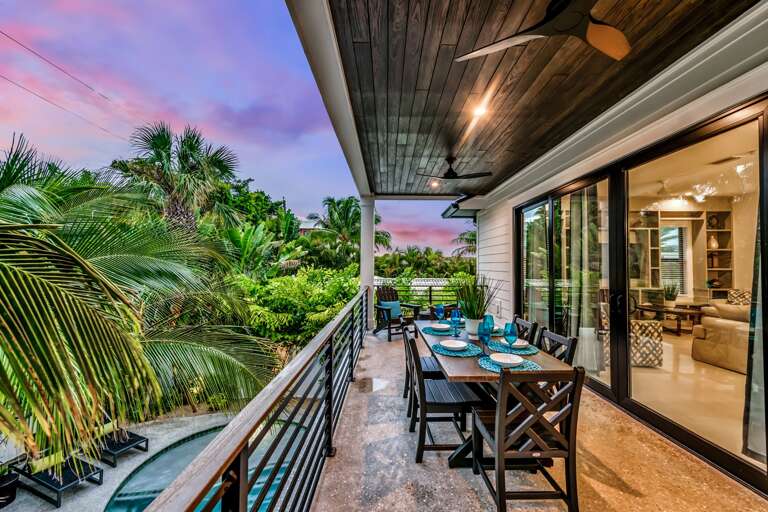 Twlight - Balcony Dinning Space