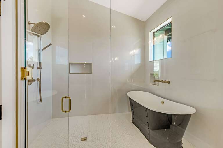 Master Bathroom 1 - Master Bathroom w/ Soaking Tub