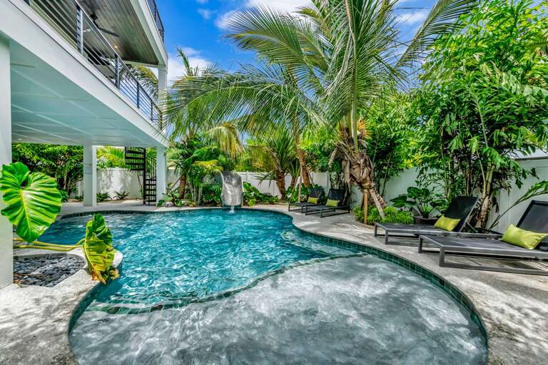 Sun Shelf in Private Pool
