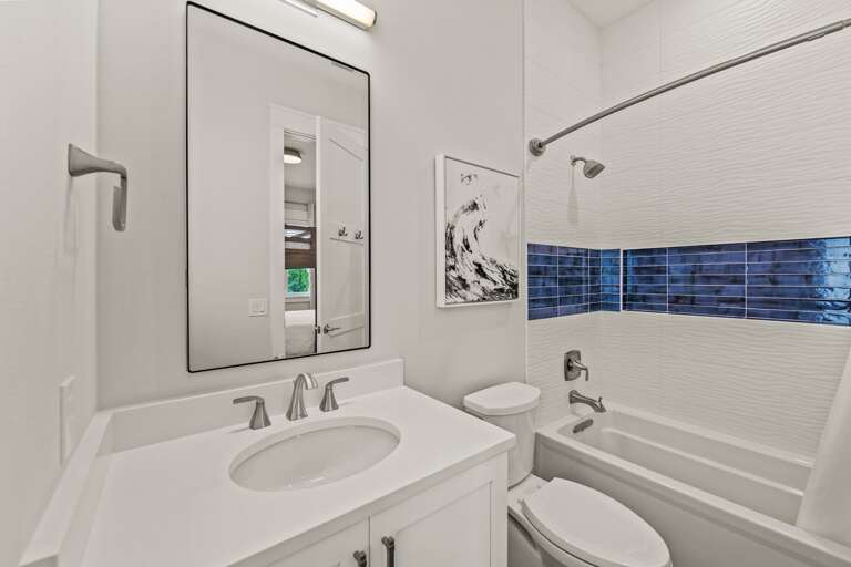 Bedroom 6 (Bunk Room) - En Suite Bathroom w/ Shower/Tub Combo