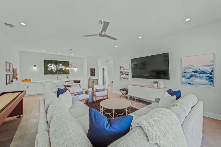 Club Room w/ Wet Bar