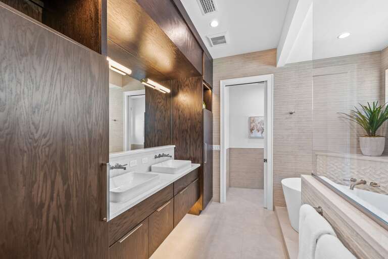 Master Bedroom En-Suite Master Bathroom - Large Soaking Tub - Walk in Shower - Dual Vanity Master Bedroom En-Suite Master Bathroom - Large Soaking Tub - Walk in Shower - Dual Vanity