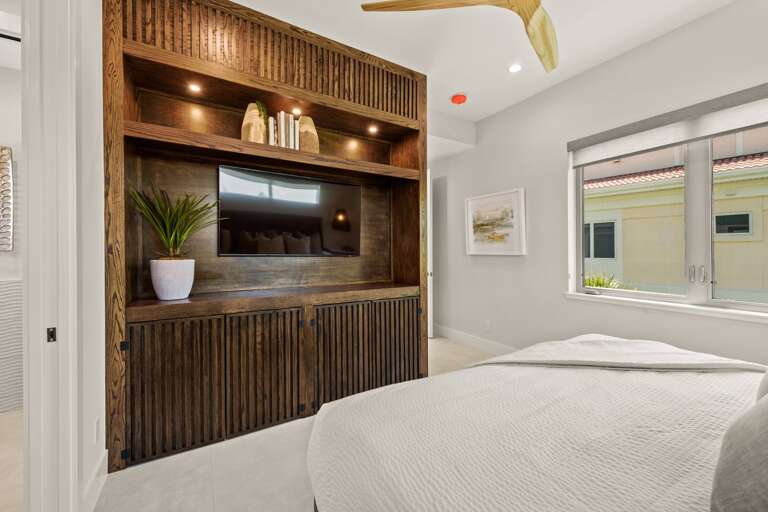 Bedroom 5 - King Size Bed - Large HD TV and En-Suite Bathroom Bedroom 5 - King Size Bed - Large HD TV and En-Suite Bathroom