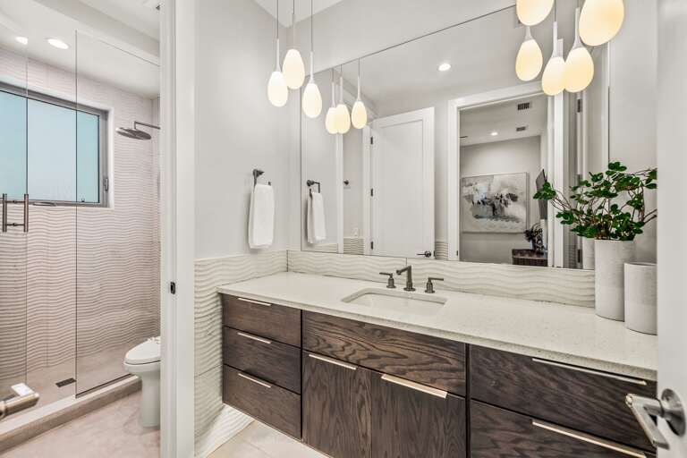 Bedroom 2 - En-Suite Bathroom - Large Walk-in Shower Bedroom 2 - En-Suite Bathroom - Large Walk-in Shower