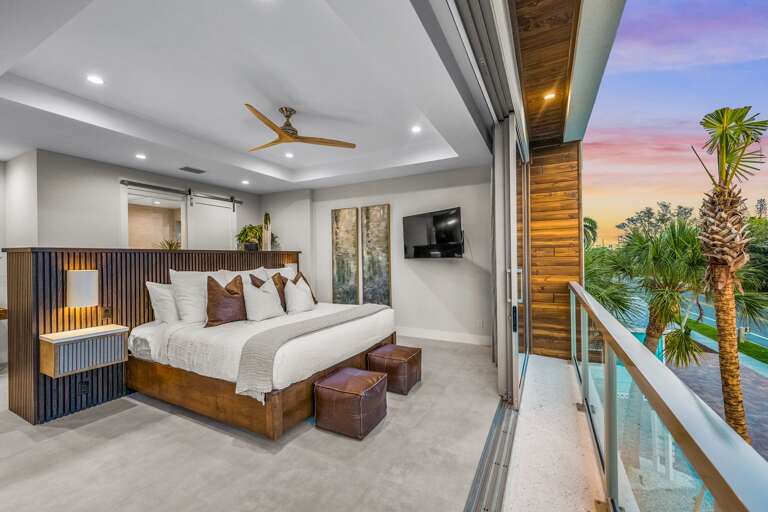 Twilight - Master Bedroom  - King Size Bed and En-Suite Master Bathroom - Balcony Access w/ a View! Twilight - Master Bedroom  - King Size Bed and En-Suite Master Bathroom - Balcony Access w/ a View!
