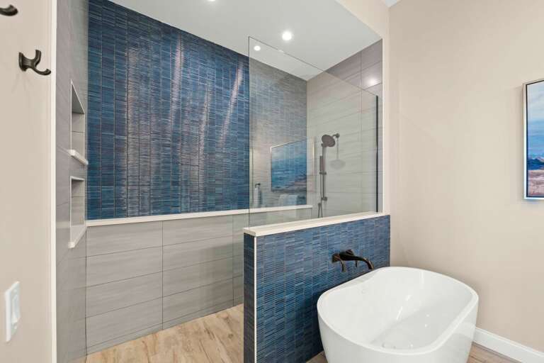 Master Bedroom En-Suite Master Bathroom - Large Soaking Tub - Walk in Shower - Dual Vanity