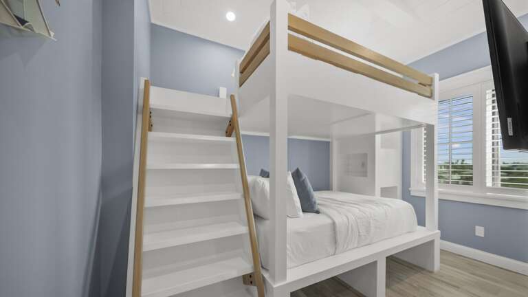 Bedroom 5 - Bunk Room - Queen/Queen w/ En-Suite Bathroom