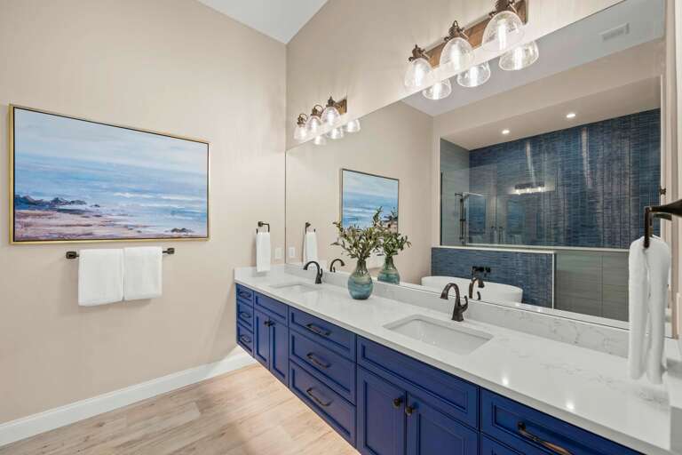 Master Bedroom En-Suite Master Bathroom - Large Soaking Tub - Walk in Shower - Dual Vanity