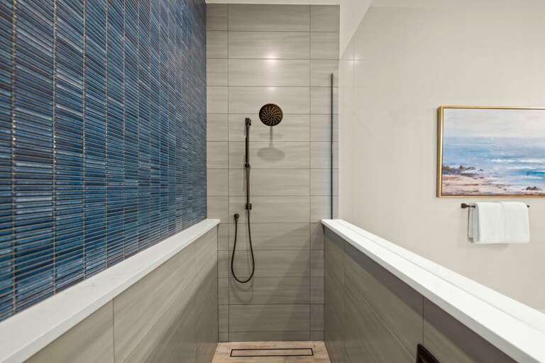 Master Bedroom En-Suite Master Bathroom - Large Soaking Tub - Walk in Shower - Dual Vanity