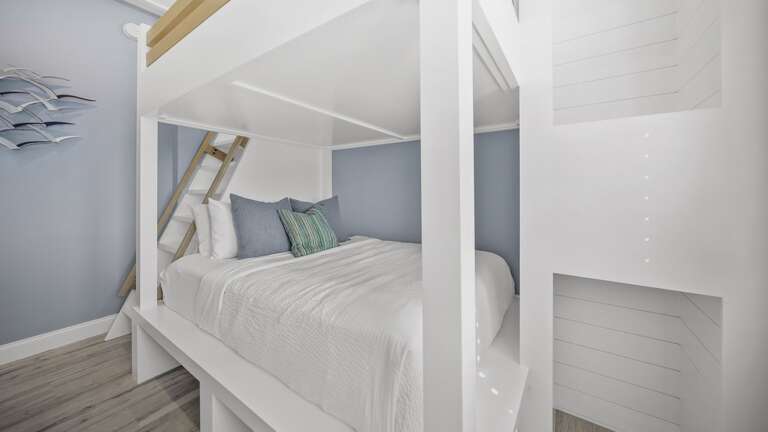 Bedroom 5 - Bunk Room - Queen/Queen w/ En-Suite Bathroom