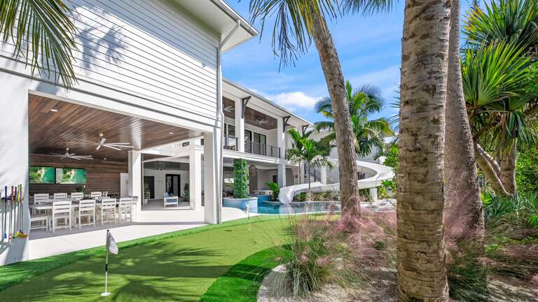 Covered Pool Area - 2 Large HDTV's - Bar Top Seating for 6. - Dining for 10