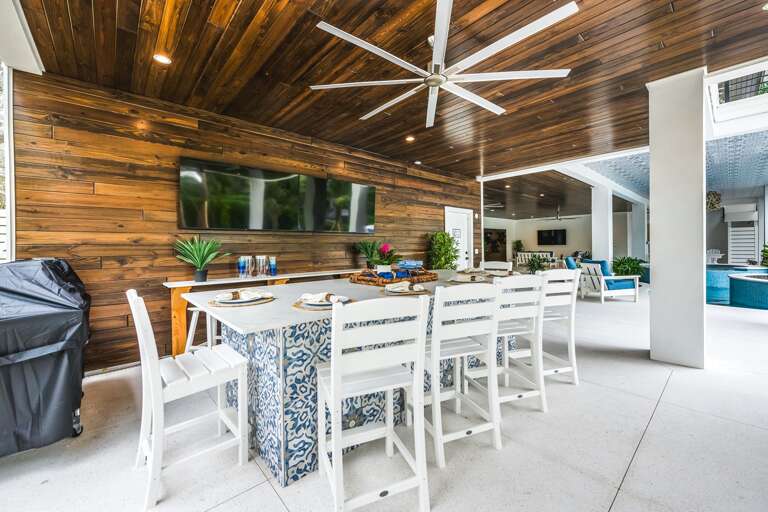 Covered Pool Area - 2 Large HDTV's - Bar Top Seating for 6.