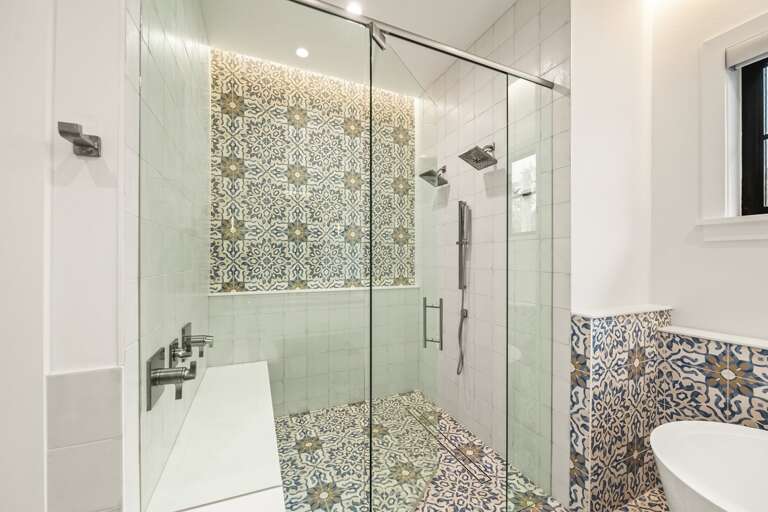 Master Bedroom En-Suite Master Bathroom - Large Soaking Tub - Walk in Shower - Dual Vanity.