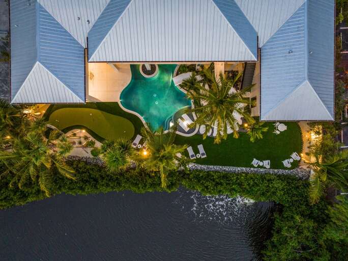 Twilight Drone - Salty Oak - Unmatched Amenities - Siesta Key.