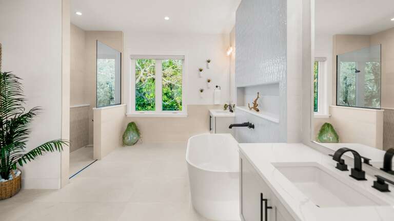 Master Bedroom En-Suite Master Bathroom - Large Soaking Tub - Walk in Shower - Dual Vanity