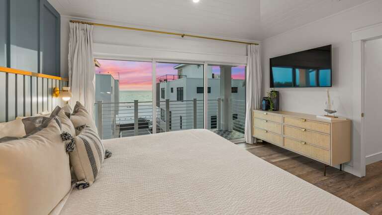 Twlight - Bedroom 5 - King Size Bed and En-Suite Bathroom Twlight - Bedroom 5 - King Size Bed and En-Suite Bathroom