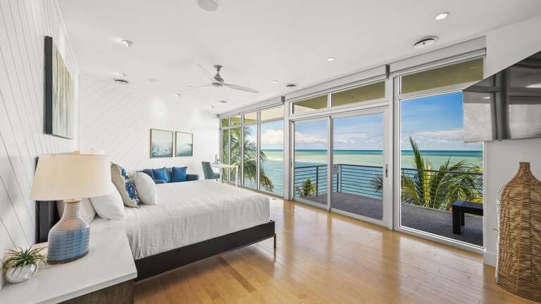 Master Bedroom - King Size Bed - En-Suite Bathroom - Balcony Access - Direct Gulf Views