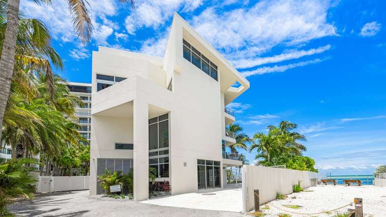 Daytime - Front Elevation - Endless Horizon