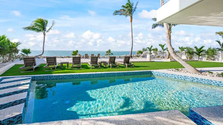 Resort Style Pool/Spa - Soft Seating - Large Smart TV - Mini Golf - Ping Pong