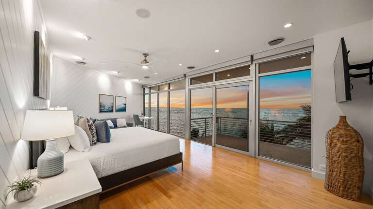 Master Bedroom - King Size Bed - En-Suite Bathroom - Balcony Access - Direct Gulf Views