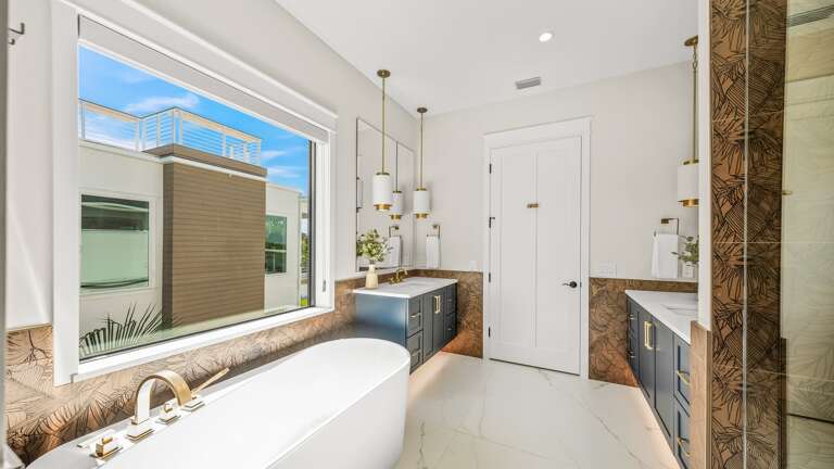 Master Bedroom - En Suite Master Bathtub Master Bedroom - En Suite Master Bathtub