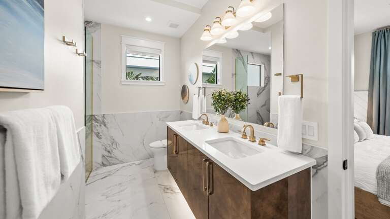 Bedroom 2 - En-Suite Bathroom - Large Walk-in Shower Bedroom 2 - En-Suite Bathroom - Large Walk-in Shower