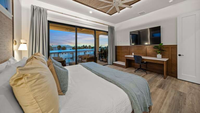 Twilight - Master Bedroom - Dedicated Work Space - Balcony Access w/ a View!