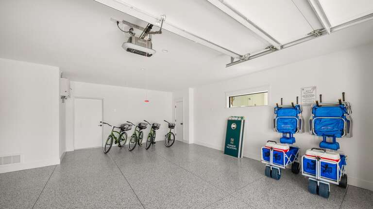 Garage - 4 Bicycles - Corn Hole - Beach Equipment Garage - 4 Bicycles - Corn Hole - Beach Equipment