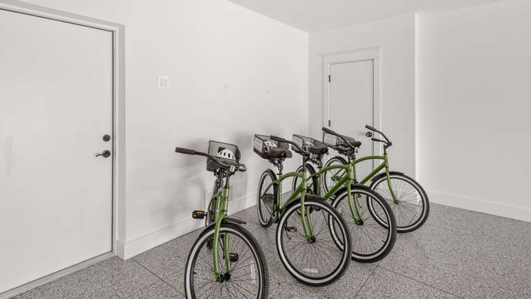 Garage - 4 Bicycles Included Garage - 4 Bicycles Included
