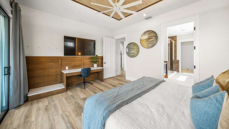 Master Bedroom - Dedicated Work Space - HDTV - En Suite Bathroom Master Bedroom - Dedicated Work Space - HDTV - En Suite Bathroom