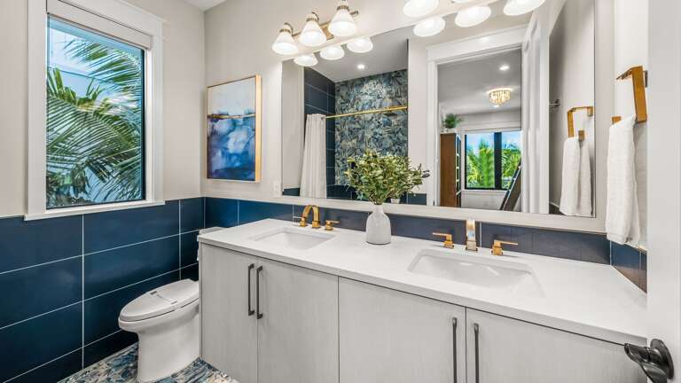 Bedroom 5 - En-Suite Bathroom - Shower/Tub Combination Bedroom 5 - En-Suite Bathroom - Shower/Tub Combination