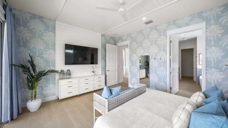 Master Bedroom - HDTV - En Suite Bathroom