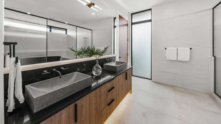 Master Bedroom En-Suite Master Bathroom - Large Soaking Tub - Walk in Shower - Dual Vanity