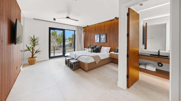 Bedroom 2 - King Size Bed and En-Suite Bathroom