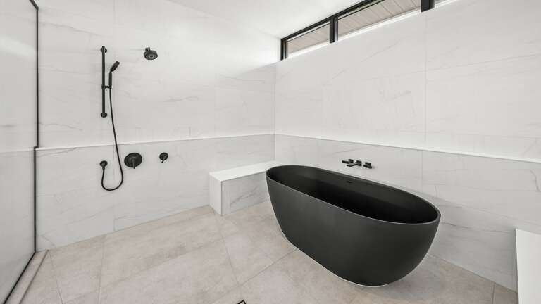 Master Bedroom En-Suite Master Bathroom - Large Soaking Tub - Walk in Shower - Dual Vanity