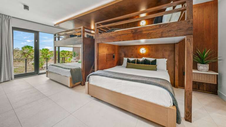 Bedroom 5 - Full/King Bunk Beds (2 Sets) En Suite Bathroom