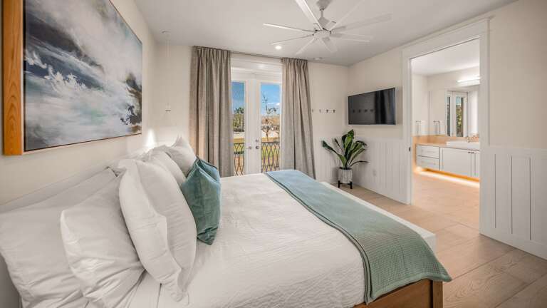 Master Bedroom - En-Suite Bathroom - King Sized Bed - Balcony Access w/ a View!