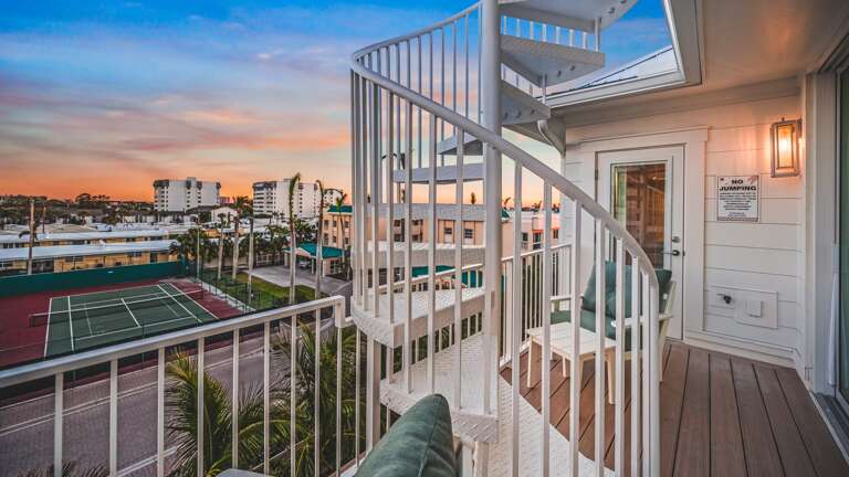 Twilight - Third Living Floor Balcony - Rooftop Access