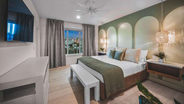 Twilight - Master Bedroom 2 - En-Suite Bathroom - King Size Bed - HDTV