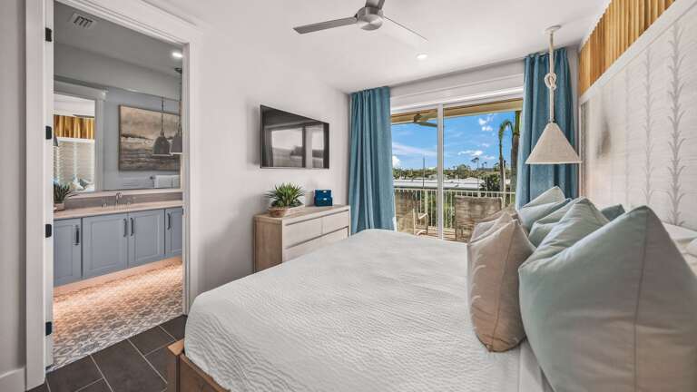 Bedroom 3 - En-Suite Bathroom - King Sized Bed - Balcony Access